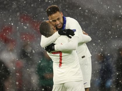 Neymar abraça Mbappé após gol do PSG