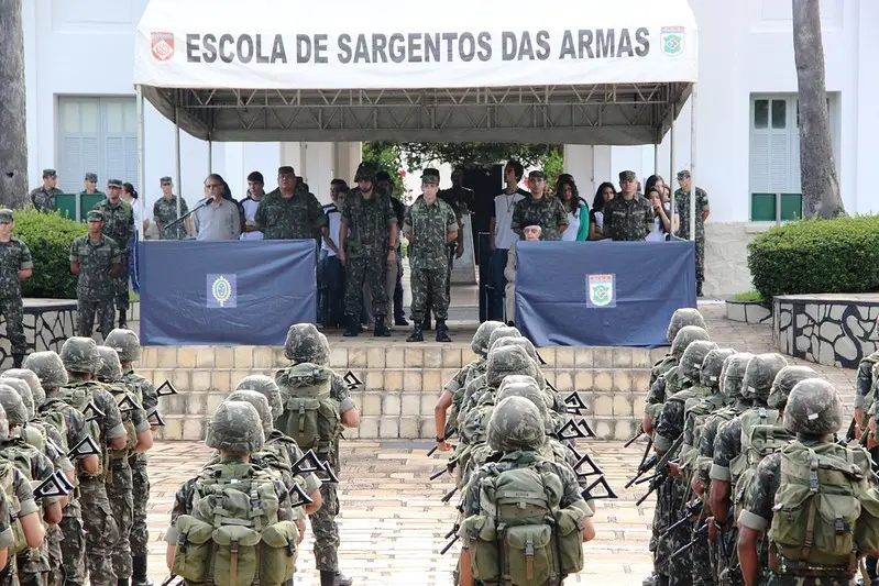 Membros da Escola de Sargentos das Armas em frente a prédio