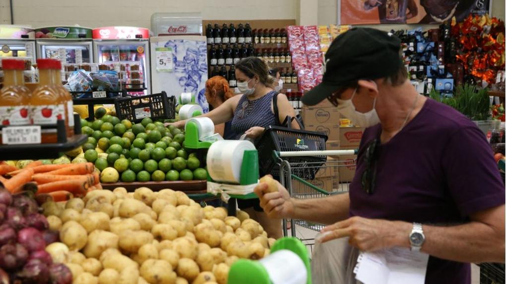 consumidores em supermercados