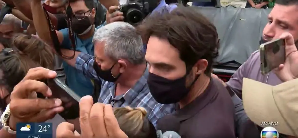 O vereador foi cercado por manifestantes na saída da delegacia