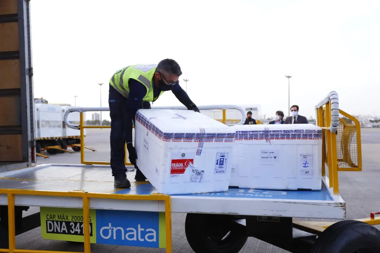 Carregamento com vacinas contra a Covid-19 no Aeroporto de Fortaleza