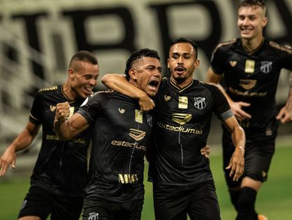 Atletas do Ceará comemoram gol abrançando Fernando Sobral