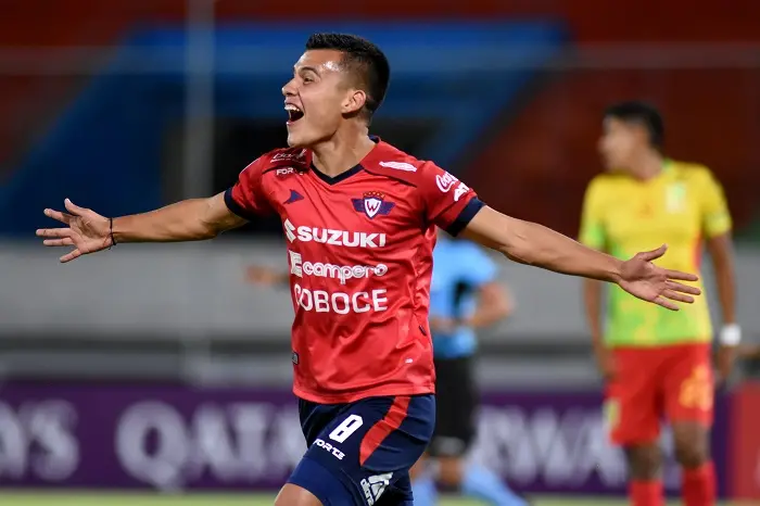 Atleta do Jorge Wilstermann comemora gol com braços abertos