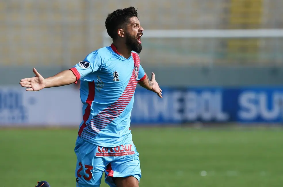 Um jogador do Arsenal comemora gol com os braços abertos