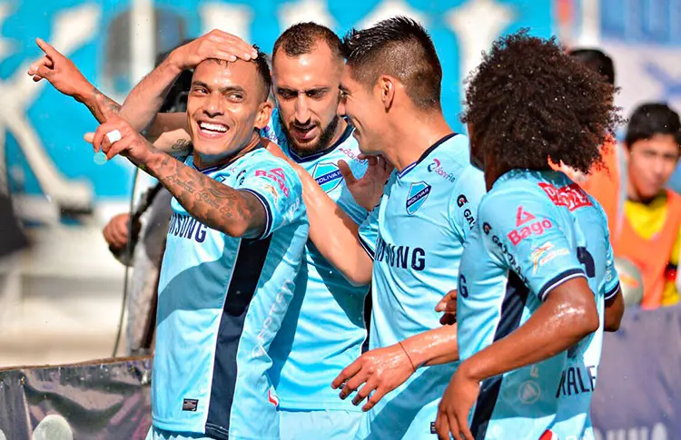 Atletas do Bolivar comemoram gol e se abraçam em campo