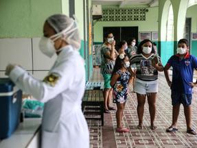 Pessoas na fila para se vacinar contra a gripe no Ceará
