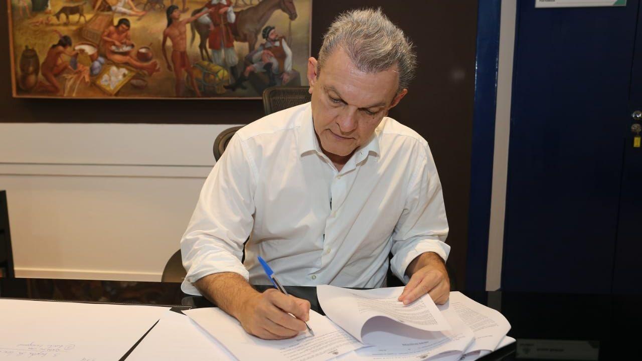 Prefeito de Fortaleza, José Sarto, assina documentos  em seu gabinete, no Paço Municipal