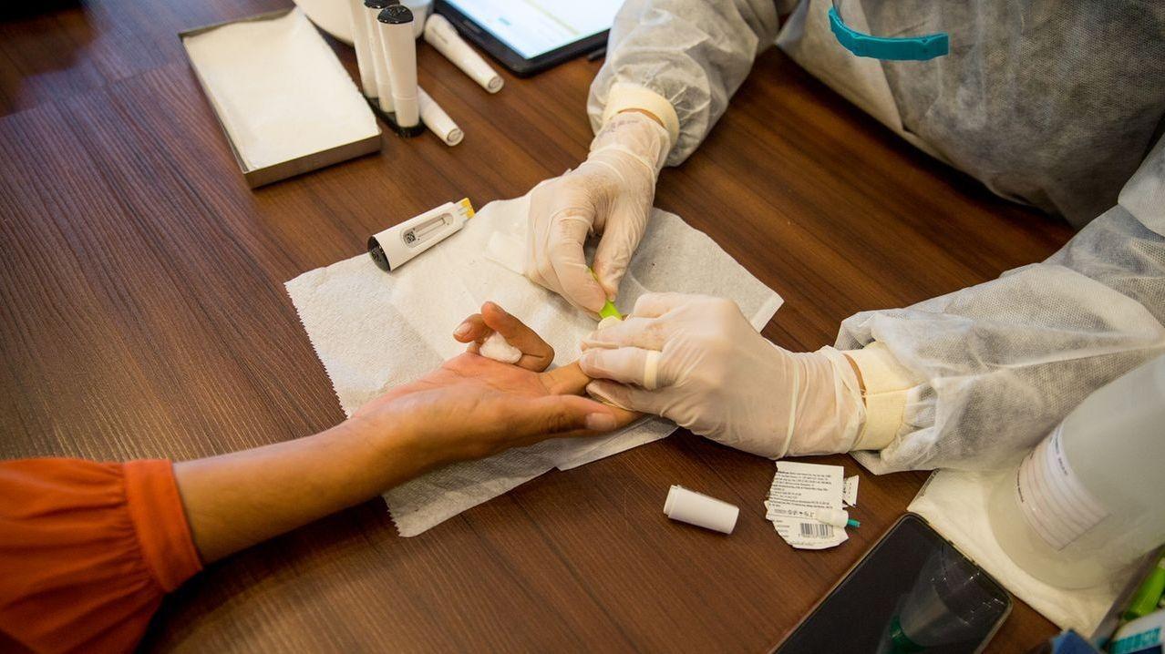 As redes de farmácias, atualmente, oferecem três tipos de testes para a Covid-19: de sangue (que detecta, também, produção de anticorpos); SWAB (do nariz) e de saliva.