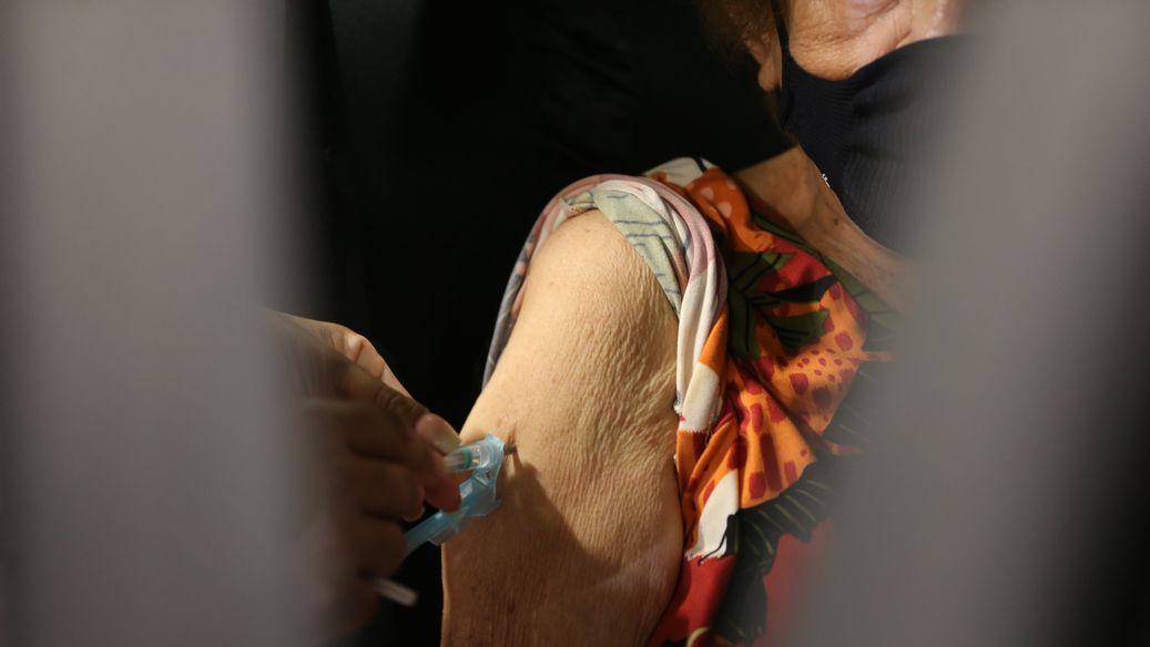 Idosa sendo vacinada