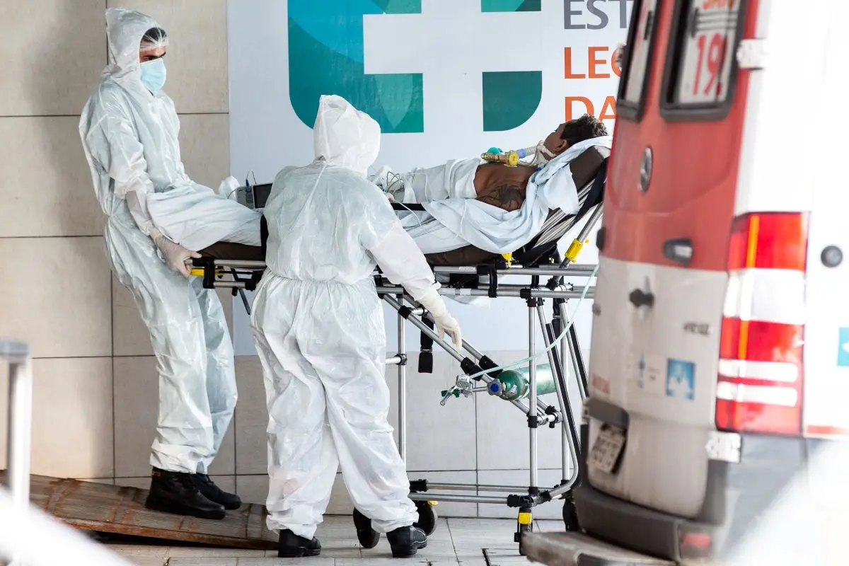 Maqueiros levando paciente com Covid-19 a hospital de Fortaleza durante a segunda onda