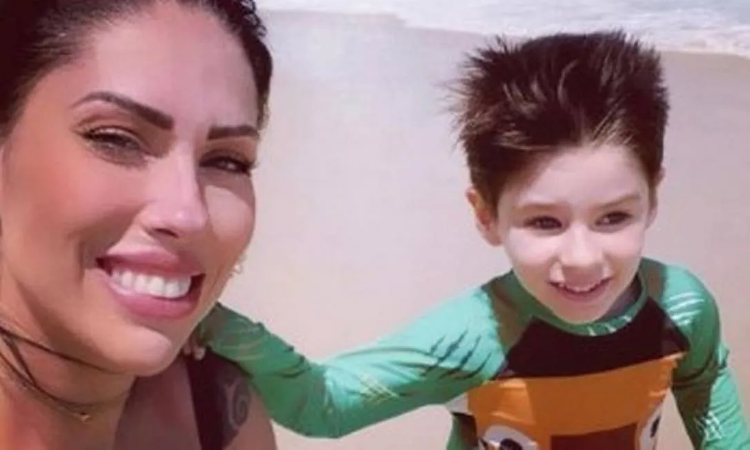 Um minuto antes da mensagem, a babá de Henry enviou uma foto a Monique do menino no colo, que, segundo ela, reclamava de dor no joelho