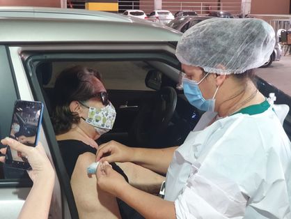 Idosa recebe vacina contra Covid no Centro de Eventos do Ceará, em Fortaleza