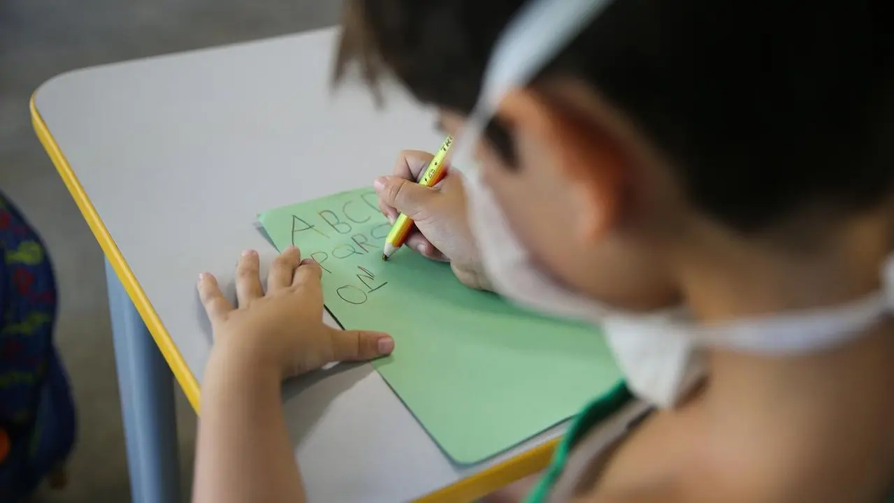 Aluno em sala de aula com máscara para evitar a proliferação da Covid-19