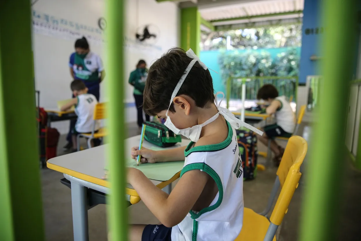 Com retomada, protocolos de uso de máscara e distanciamento entre alunos passam a ser cobrados.