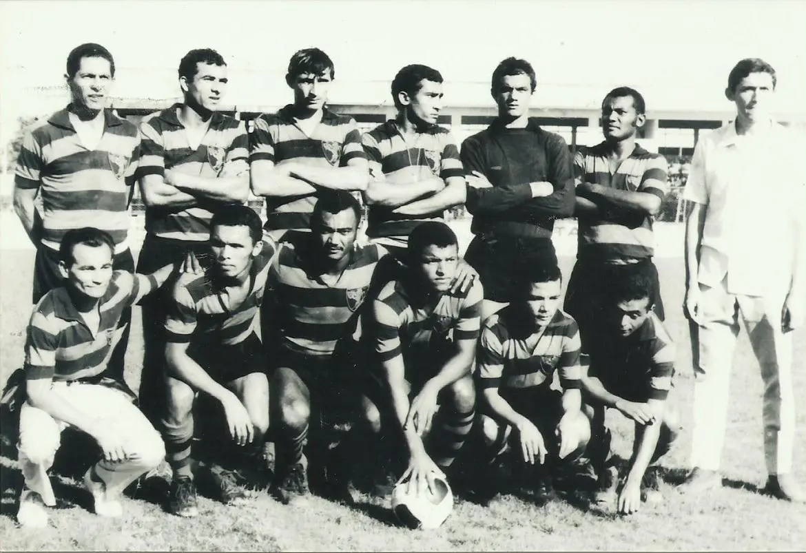 Wilton Bezerra ao lado do time do Guarani