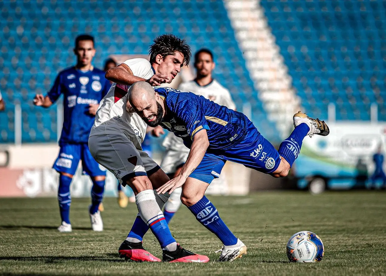 Atletas de Fortaleza e Confiança disputam bola em campo
