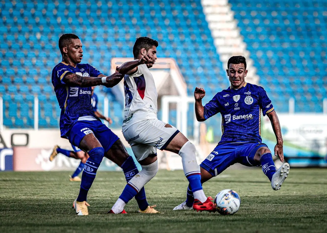 Atletas de Fortaleza e Confiança disputam bolo no meio-campo