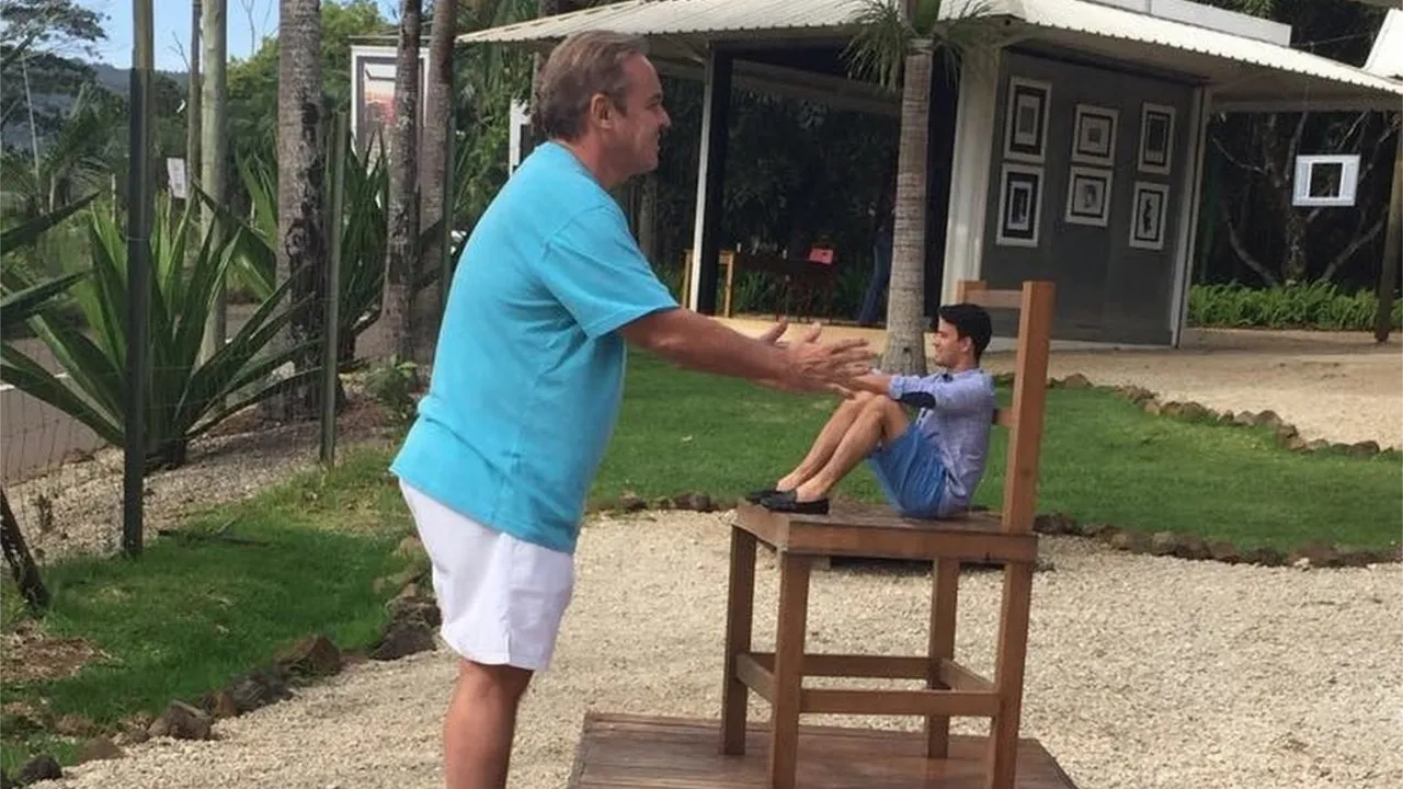 Thiago Salvático publicou fotos em momentos de lazer com Gugu Liberato
