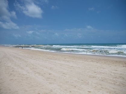 Praia do Futuro, em Fortaleza, vazia durante lockdown no Ceará