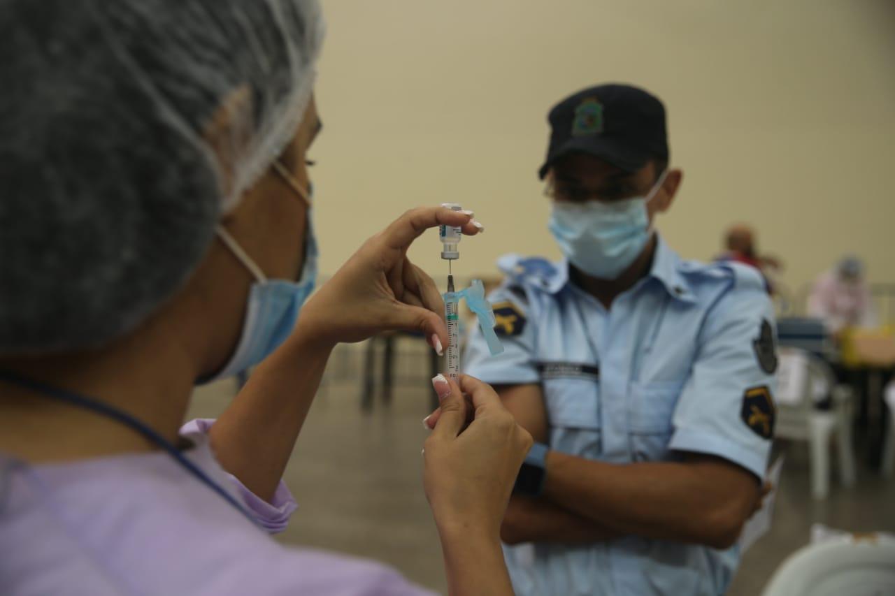 Profissional sendo vacinado