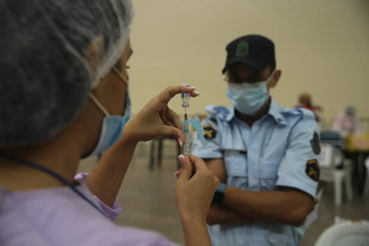 Profissional sendo vacinado
