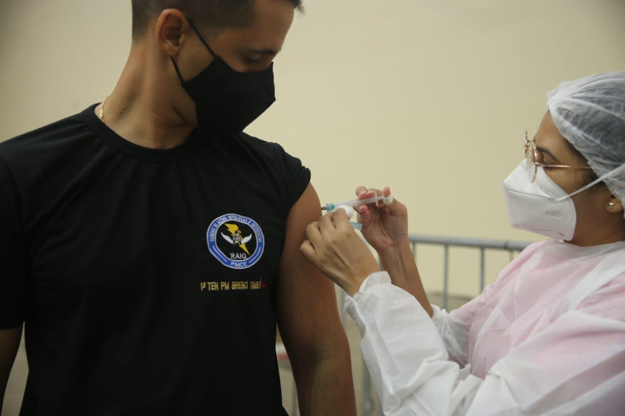 profissional sendo vacinado