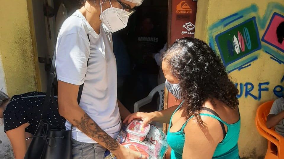 Na última ação promovida pelo Onda Solidária, na Barra do Ceará, a advogada e surfista Tayane Sales (à esq., de branco) entregou cestas básicas.
