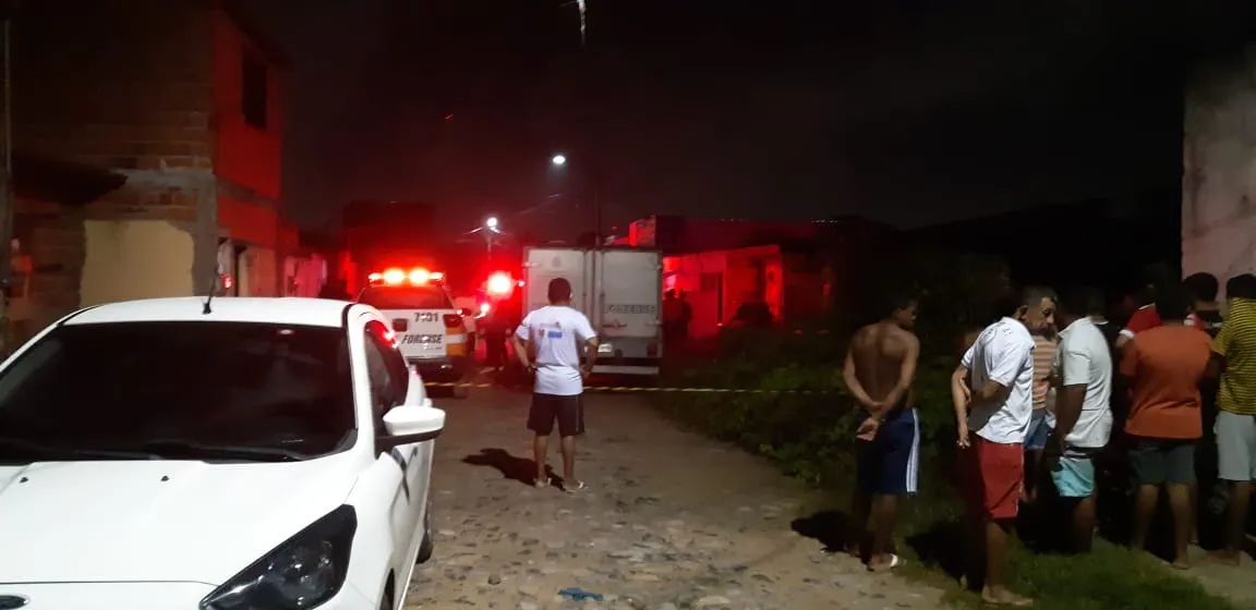 Entre os mortos na matança estavam o servente de pedreiro José Edinaldo Rodrigues da Silva, de 29 anos, e um adolescente de 15 anos