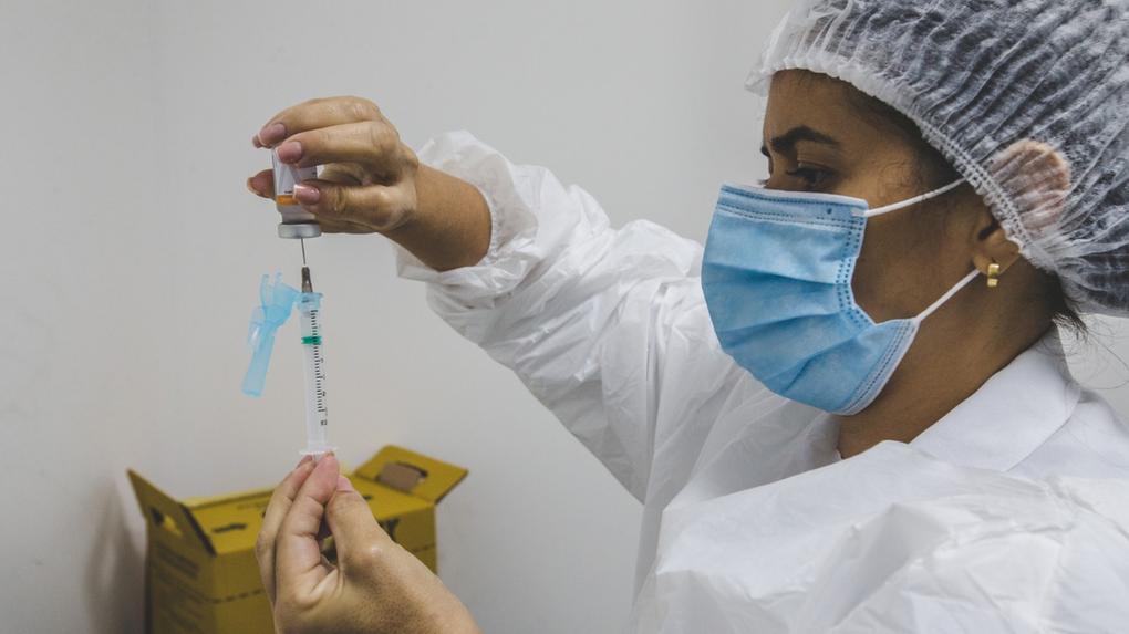 Profissional da saúde enche seringa com dose de vacina contra a Covid-19 em Fortaleza
