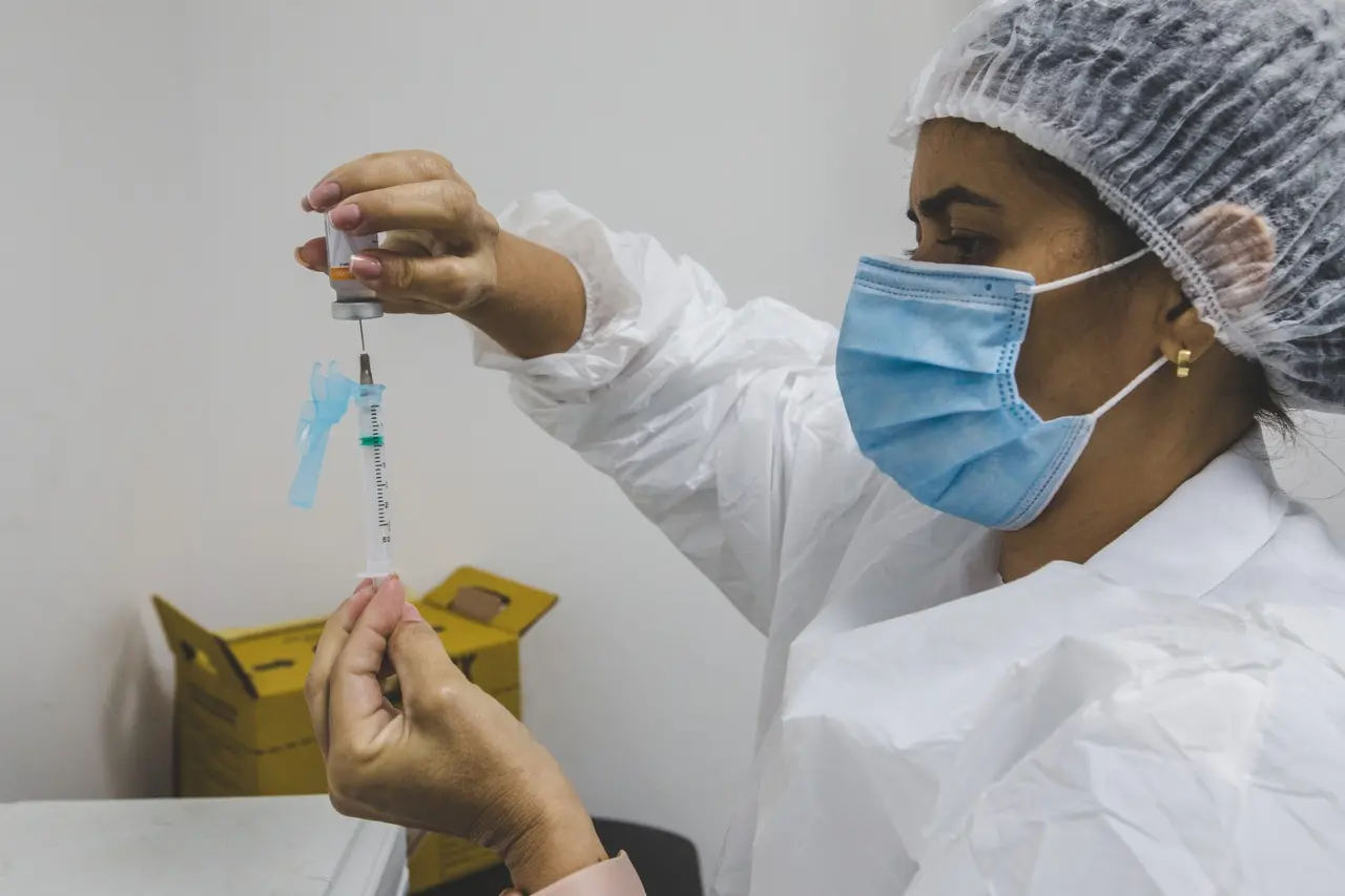 Profissional da saúde enche seringa com dose de vacina contra a Covid-19 em Fortaleza