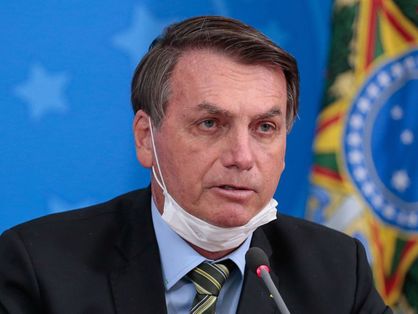 Jair Bolsonaro discursando com máscara cirúrgica no queixo