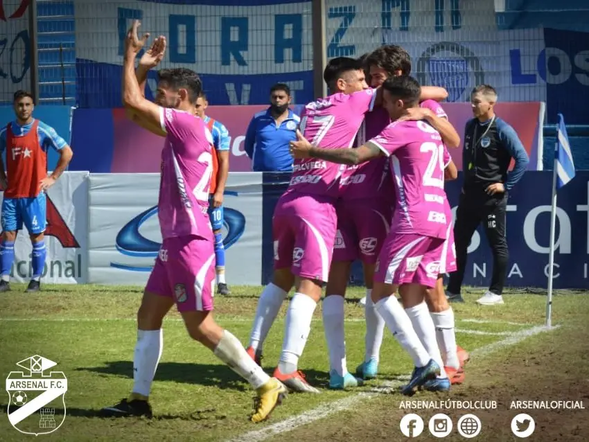 Elenco do Arsenal de Sarandí comemora gol
