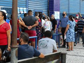 Clientes aguardam em fila em estabelecimentos no Centro de Fortaleza em primeiro dia de reabertura do comércio em 2021