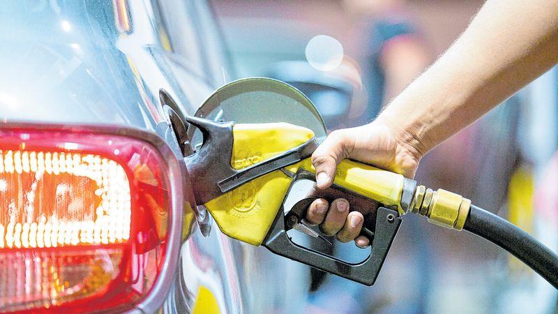 carro sendo abastecido