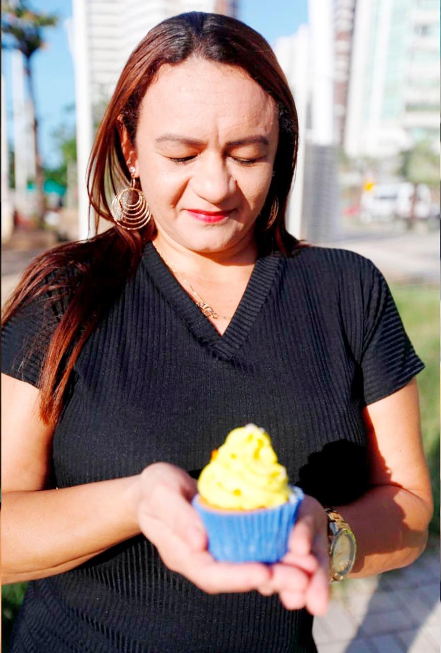 Diarista Solange Sousa Silva mostra seu cupcake