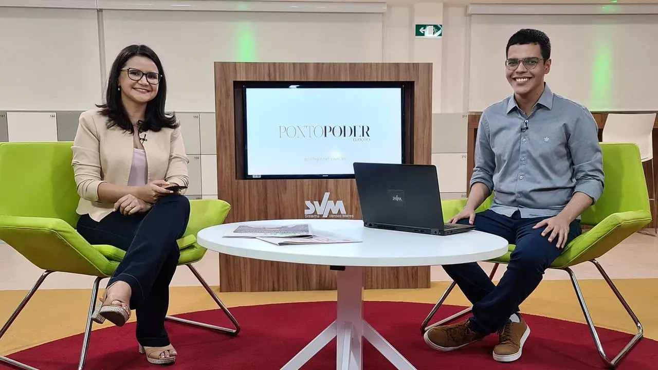 William Santos e Jéssica Welma sentados no estúdio do PontoPoder Eleições