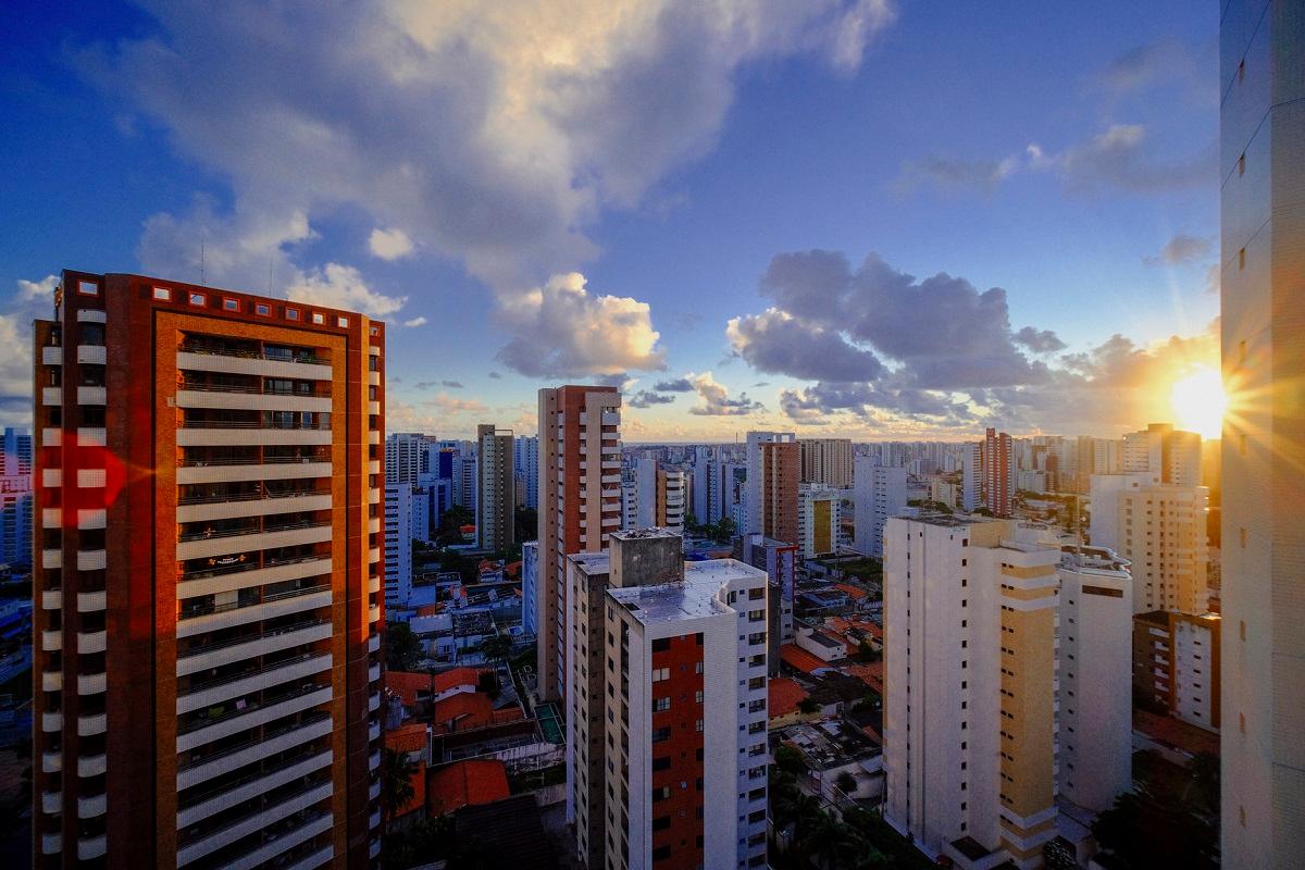 Prédios de Fortaleza com sol nascendo e céu azul
