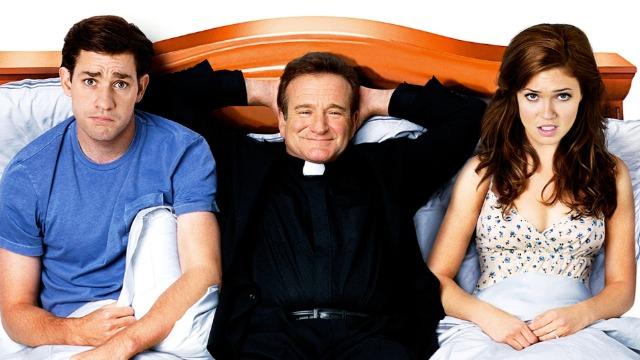 John Krasinski, Robin Williams e Mandy Moore no pôster de Licença para Casar, que vai passar na Sessão da Tarde de hoje (13).