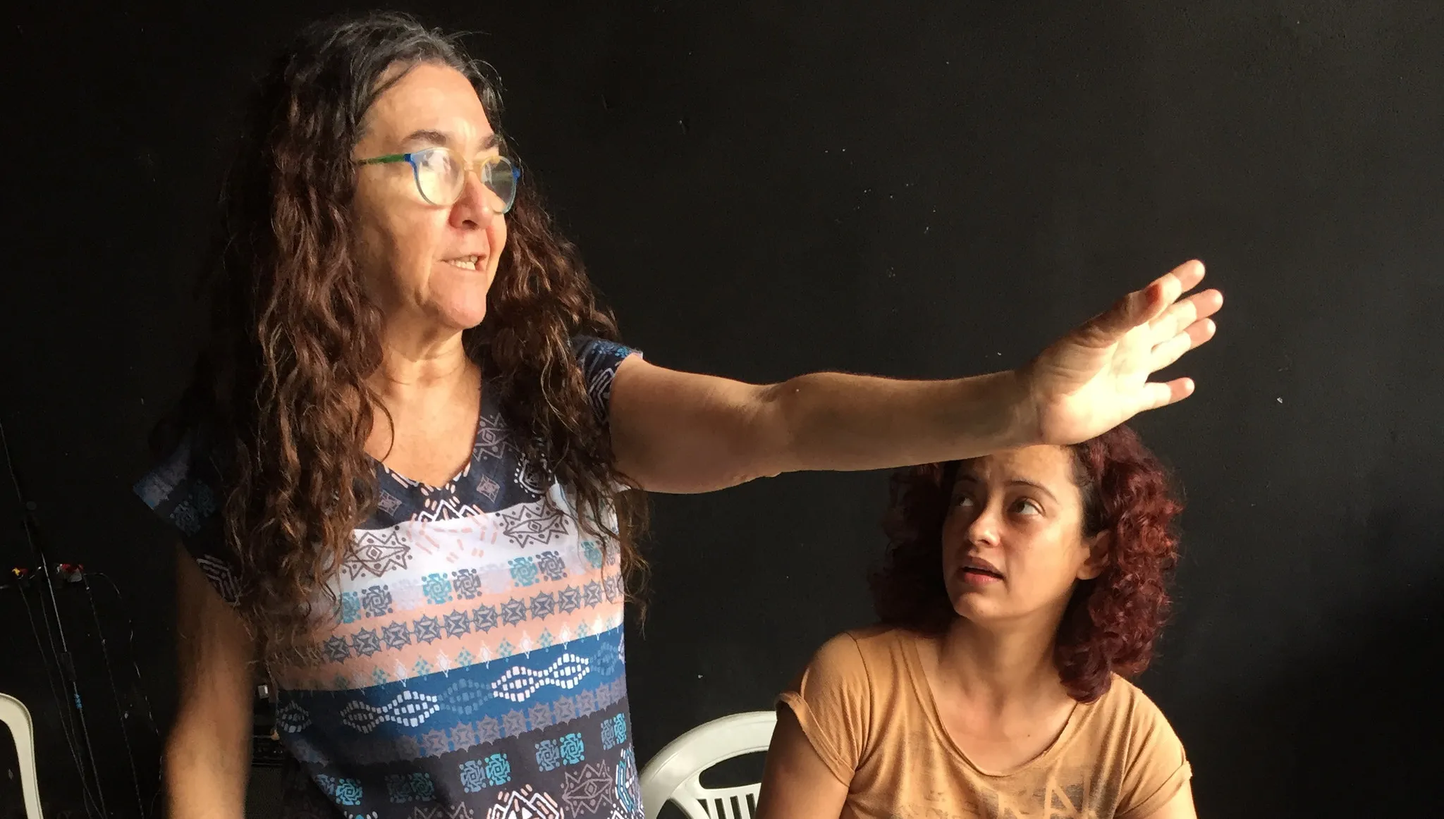 A linha de pesquisa do teatro ritualístico guia o trabalho de Herê