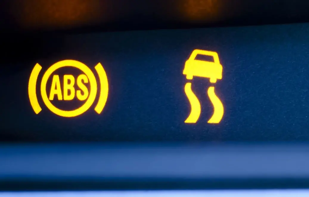 Luzes de aviso de funções ABS e ESP em painel de carro