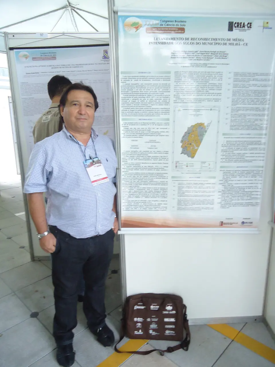 Esta é uma imagem do engenheiro agrônomo Assis Bezerra Leite durante apresentação de trabalho sobre solos