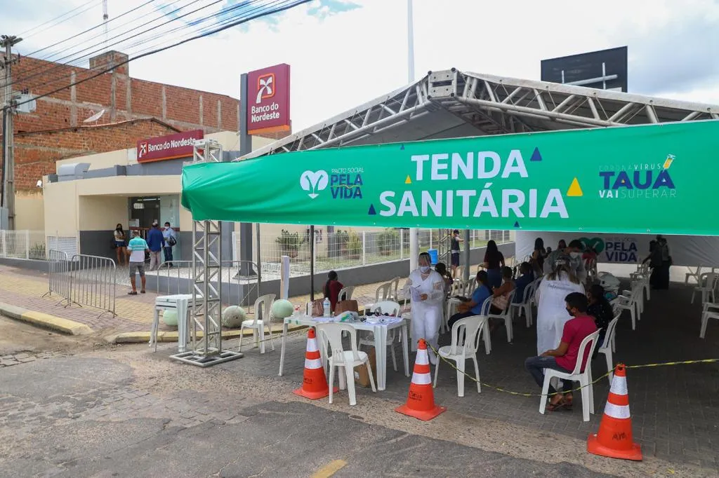 Foram montadas seis tendas sanitárias em frente aos bancos e lotéricas de Tauá