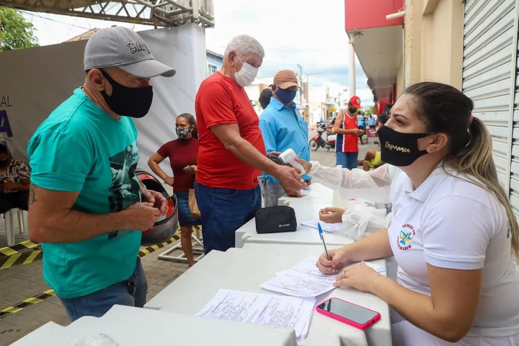Distribuição de senhas e aferição de temperatura realizados nas tendas sanitárias