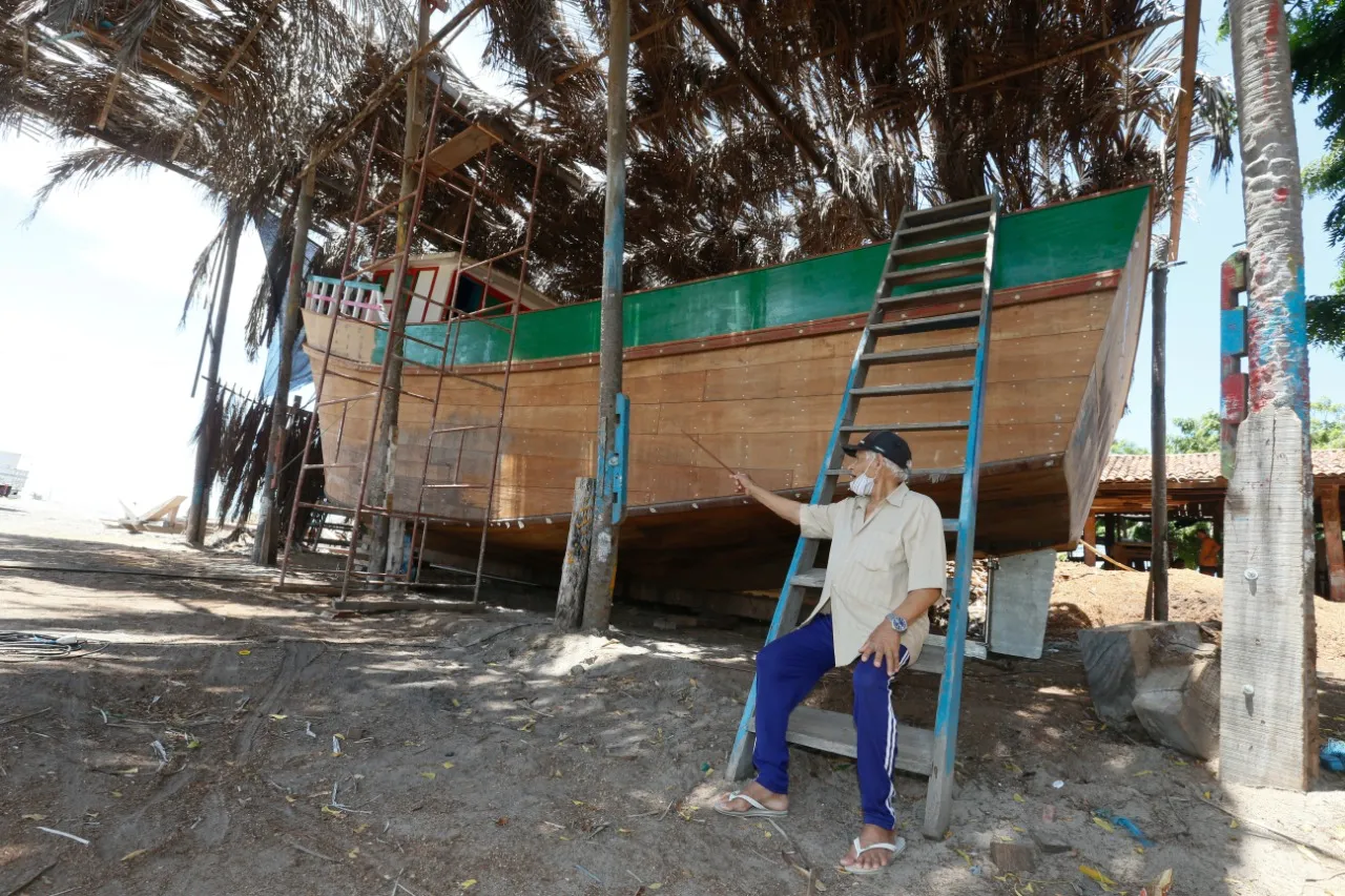 Seu Evilásio, hoje com 78 anos, foi um dos pioneiros na construção artesanal de jangadas em Icapuí