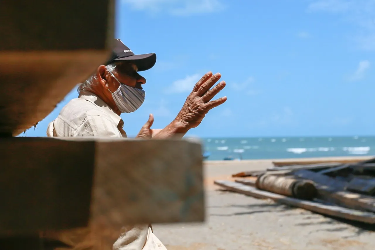 Em meio a madeiras importadas, Seu Evilásio rememora os anos em que deu início a fabricação de barcos em Icapuí.