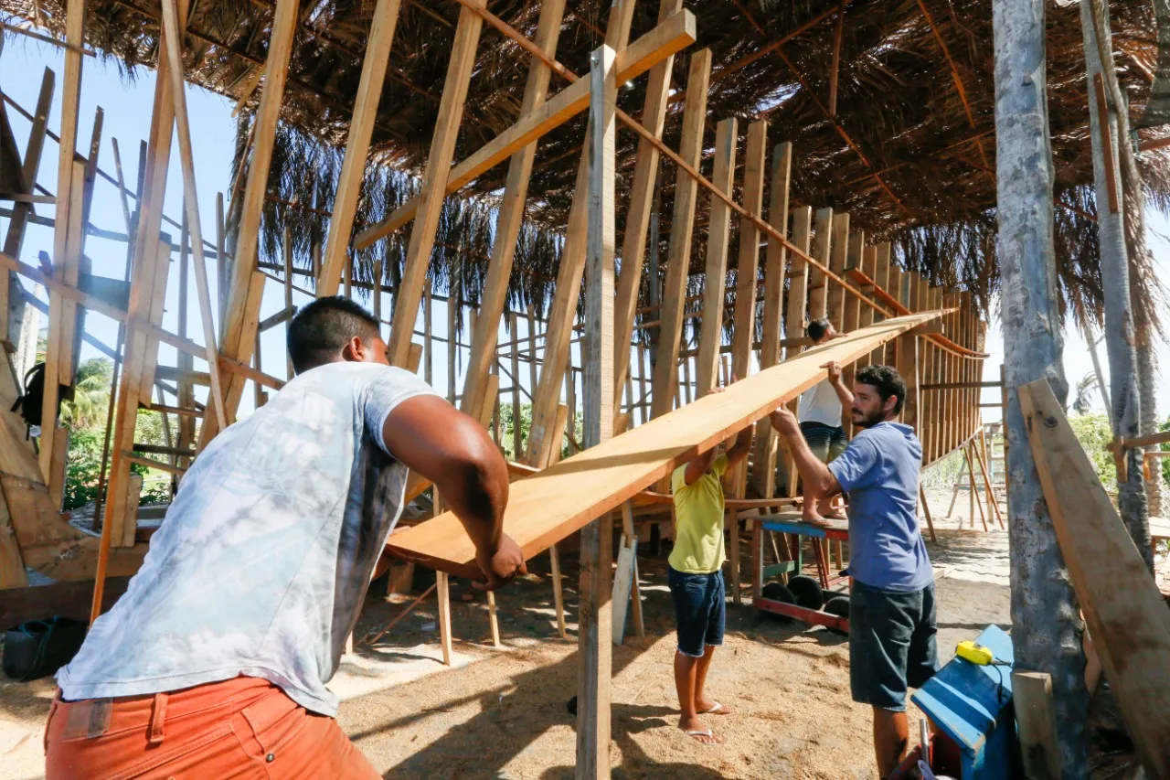 Filhos e netos de Seu Evilásio seguiram o ofício e hoje também fabricam barcos