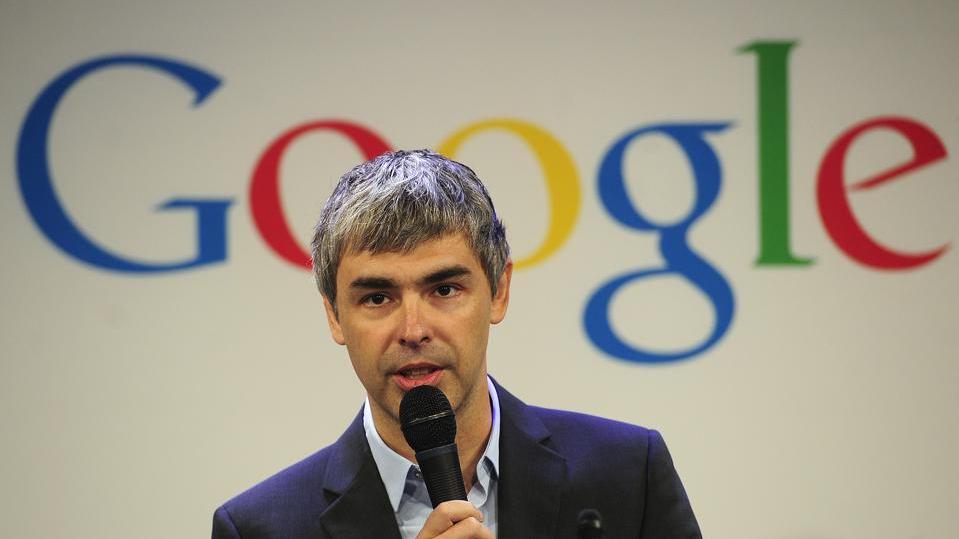 Larry Page falando ao microfone