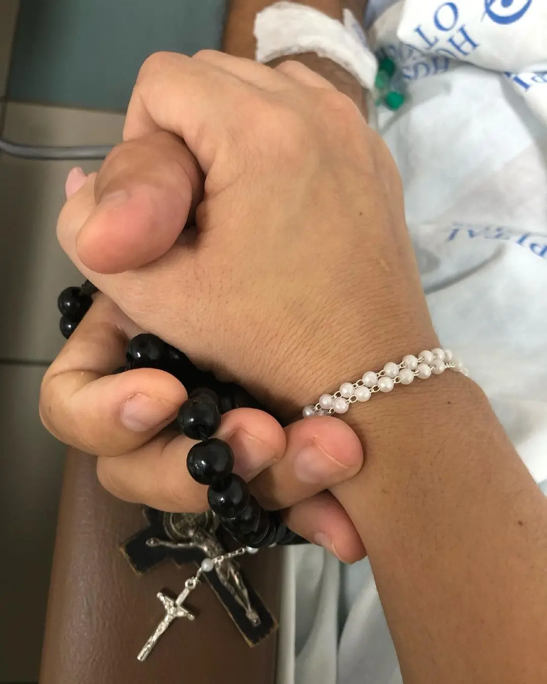 Foto postado por Carol Rabelo com Vicente Nery no hospital