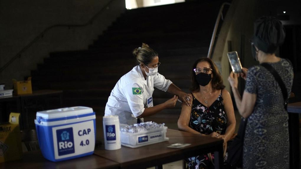 Pessoa sendo vacinada contra a Covid-19 no Rio de Janeiro
