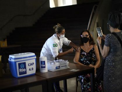 Pessoa sendo vacinada contra a Covid-19 no Rio de Janeiro